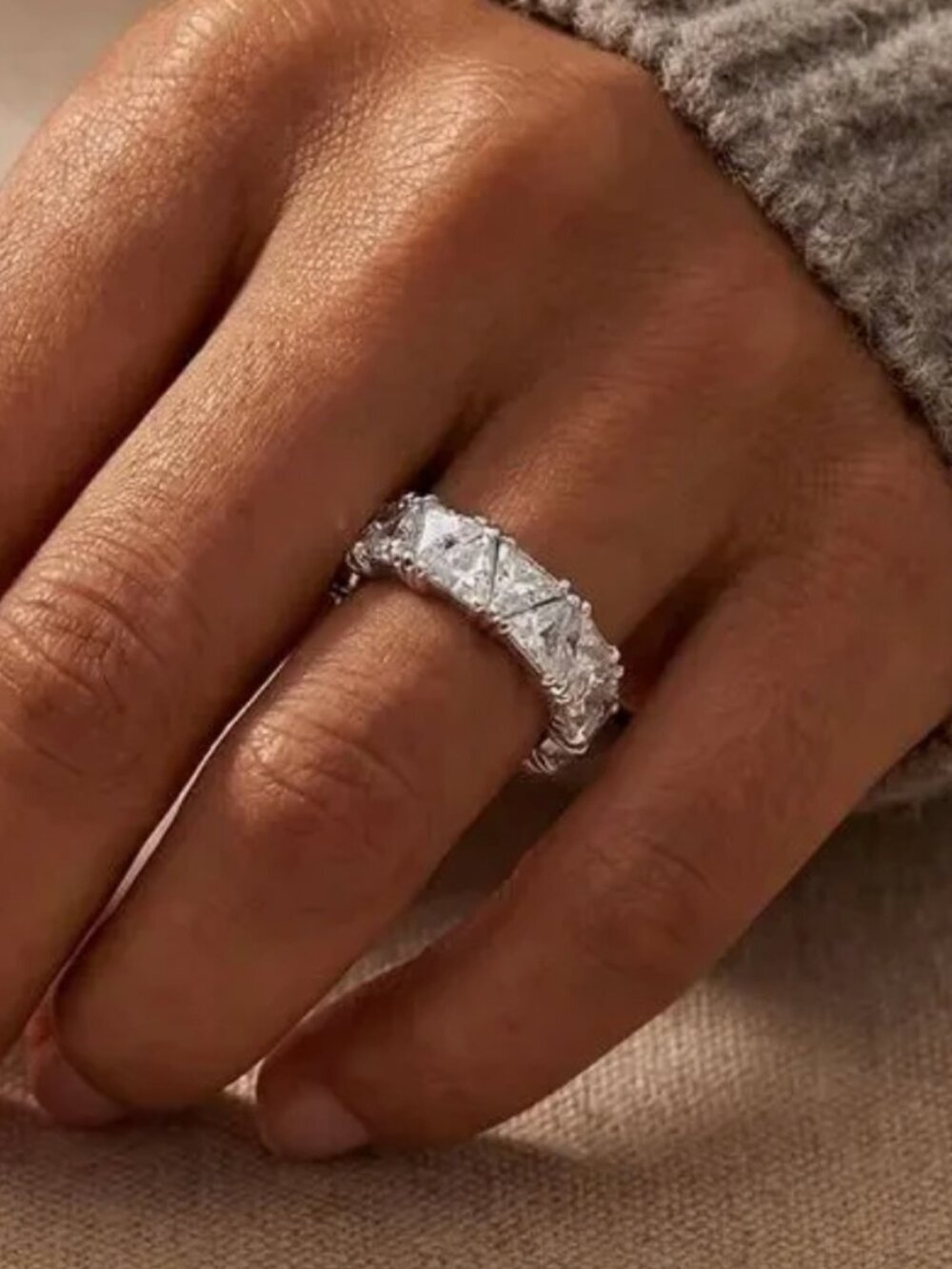 NEW 18k White Gold Diamond Triangle Cut Ring Band Infinity Diamond Ring